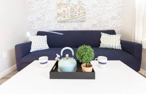 Midway District House | New Sunny Chic Apt 3 Blocks to All. Parking, Cable