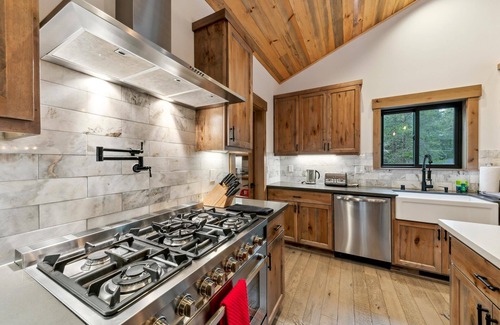 North Upper Truckee Cabin | New Tahoe Mountain Retreat, Pool Table, Near Lake and Trails, Weber BBQ, Pets Welcome