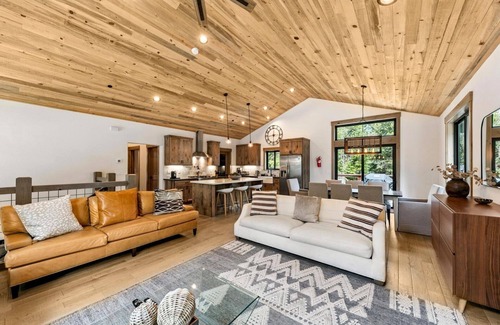 North Upper Truckee Cabin | New Tahoe Mountain Retreat, Pool Table, Near Lake and Trails, Weber BBQ, Pets Welcome