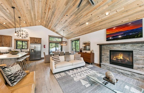 North Upper Truckee Cabin | New Tahoe Mountain Retreat, Pool Table, Near Lake and Trails, Weber BBQ, Pets Welcome