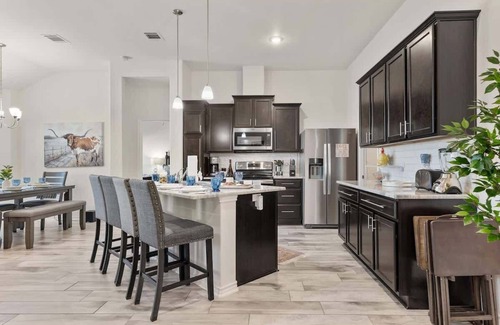 Temple House | New* Temple 6 Bd Home, Safe Neighborhood, Close to BS&W, UMHB, Insurance, Family