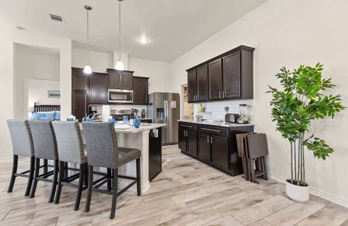 Temple House | New* Temple 6 Bd Home, Safe Neighborhood, Close to BS&W, UMHB, Insurance, Family