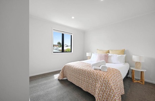 Hamilton Lake House | New towhouse walk to the hospital & CBD & the Lake