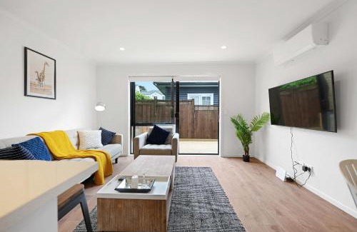 Hamilton Lake House | New towhouse walk to the hospital & CBD & the Lake