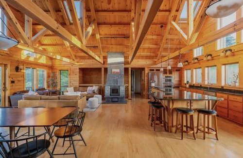 Julian Cabin | NEW! Views, Near PSU, Hot Tub, Private, Sleeps 16