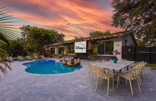 Golden Glades Villa | New Villa Jungle Paradise Heated Pool BBQ Soccer