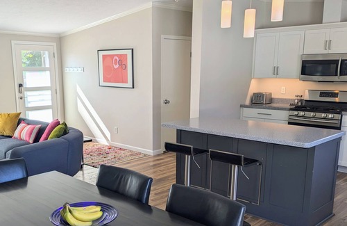 Crosby House | New VRBO - 2BA 3BR solar house & rec garage; 1 block to Main St