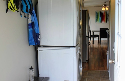 Crosby House | New VRBO - 2BA 3BR solar house & rec garage; 1 block to Main St