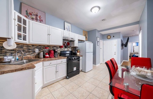 Ampere Apartment | ‼️ Newark‼️ 3BR Gem - Near NYC - & Attractions