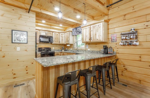 Lookout Valley Neighborhood Association Cabin | Newly Built, Secluded Log Cabin. 15 min to Downtown. Hot Tub.
