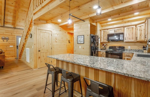 Lookout Valley Neighborhood Association Cabin | Newly Built, Secluded Log Cabin. 15 min to Downtown. Hot Tub.