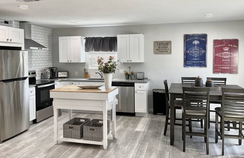 Fort Worth Cottage | Newly built spacious stand alone cottage close to Fort Worth