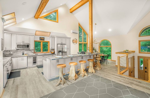 Nellysford House | Newly Rebuilt Home - Hot Tub - Sauna - Sleeps 14