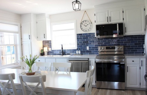 Sea View Cottage | Newly Renovated 4-bedroom Cottage with AC, 4 Minute Walk To The Beach!