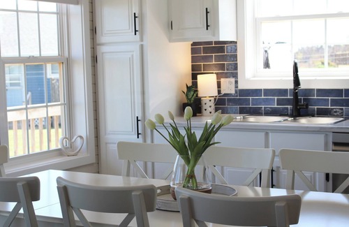 Sea View Cottage | Newly Renovated 4-bedroom Cottage with AC, 4 Minute Walk To The Beach!