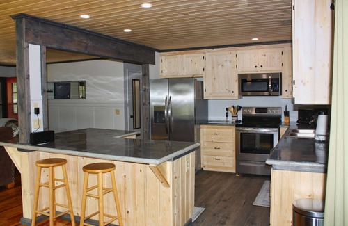 Ferguson Cabin | Newly Renovated, Cute Cabin On Horse Farm,WiFI,Hot Tub,Pet-Friendly