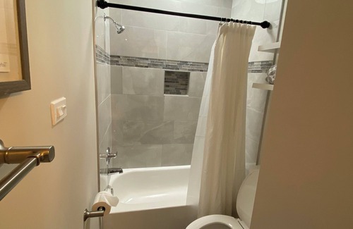 H Street Corridor Bed & Breakfast | Newly Renovated Spacious 5 Bedroom in the heart of DC! Can sleep 11 people!