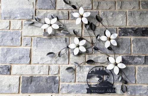 Niagara Falls Bed & Breakfast | Niagara Creekside B&B - Waterfront suite