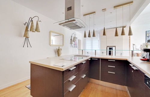 Neuilly-sur-Seine Apartment | Nice 90m² - 2 bdr near Champs-Élysées, air-con.