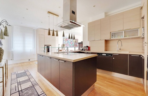 Neuilly-sur-Seine Apartment | Nice 90m² - 2 bdr near Champs-Élysées, air-con.