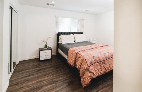 Wilshire Apartment | Nice and Close to Downtown 1 Bedroom Sleeps 4