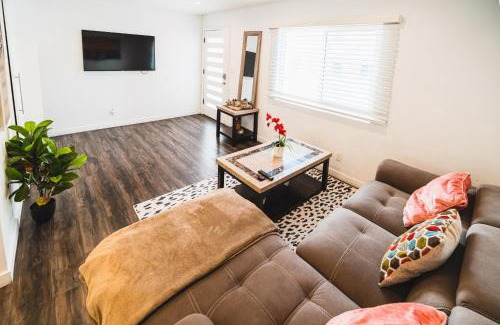 Wilshire Apartment | Nice and Close to Downtown 1 Bedroom Sleeps 4