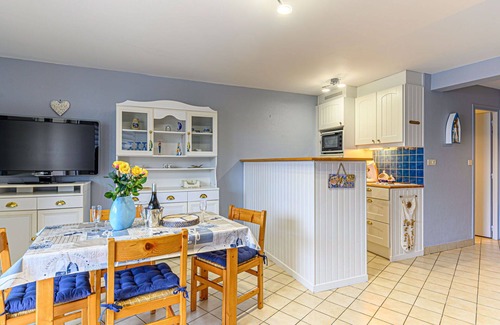 Locmariaquer Apartment | Nice apartment for 4 guests with TV and balcony