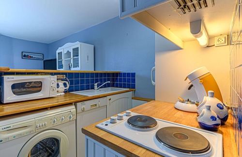 Locmariaquer Apartment | Nice apartment for 4 guests with TV and balcony