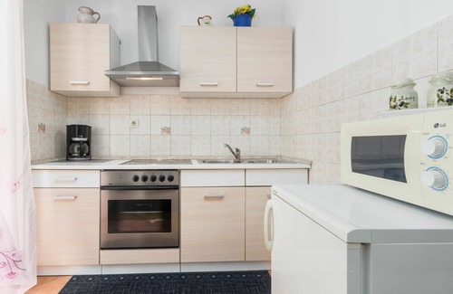 Vrznaveri Apartment | Nice apartment for 5 guests with WIFI, A/C, pool, TV, terrace and pets allowed