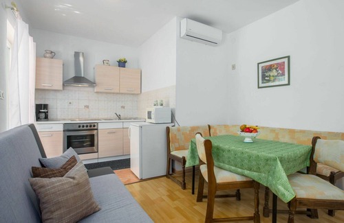Vrznaveri Apartment | Nice apartment for 5 guests with WIFI, A/C, pool, TV, terrace and pets allowed