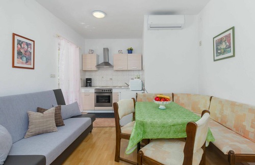 Vrznaveri Apartment | Nice apartment for 5 guests with WIFI, A/C, pool, TV, terrace and pets allowed