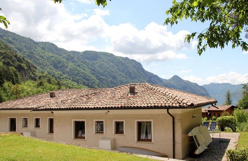 Vesta House | Nice apartment in villa for 5 guests with WIFI, TV, terrace, pets allowed and parking