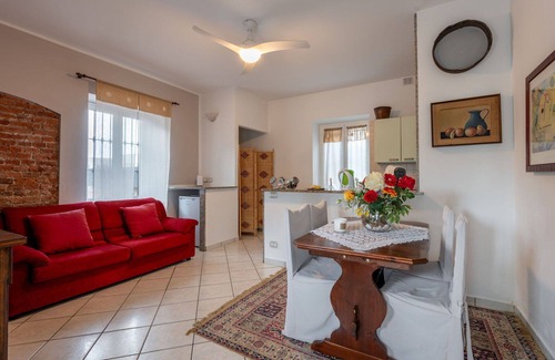 Castell'Alfero Apartment | Nice apartment for 4 guests with pool, WIFI, TV and patio