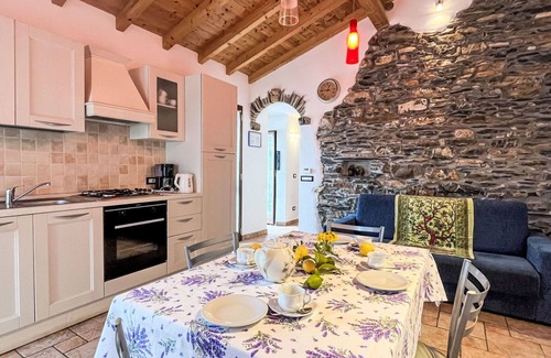Valloria House | Nice apartment in villa for 4 people with WIFI, TV, patio and pets allowed