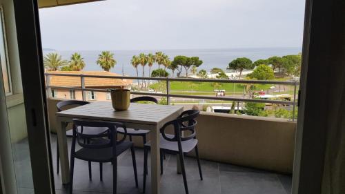 La Californie Apartment | Nice: Bel Appartement Vue Mer avec Grande Terrasse