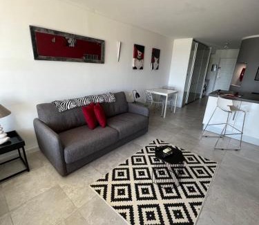 Cul de Sac Apartment | Nice front beach apartment 4108 at Mont Vernon Residence