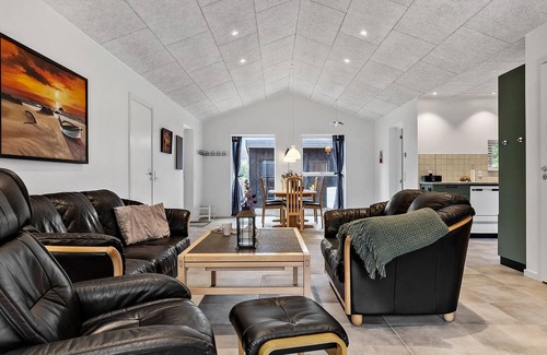 Farvang House | Nice home in Fårvang with outdoor swimming pool