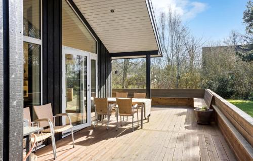 Ristinge House | Nice Home In Humble With Kitchen