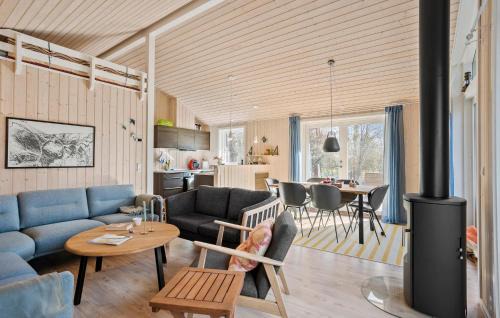 Ristinge House | Nice Home In Humble With Kitchen