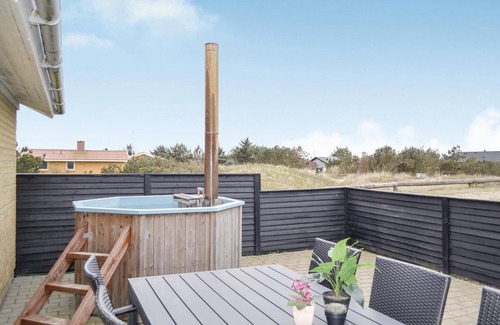 Bjerregaard House | Nice home in Hvide Sande with kitchen