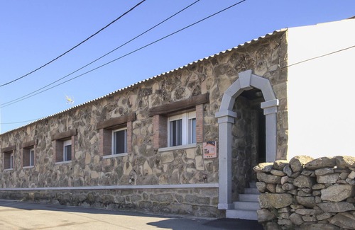 Navaluenga House | Nice home in Navaluenga with kitchen