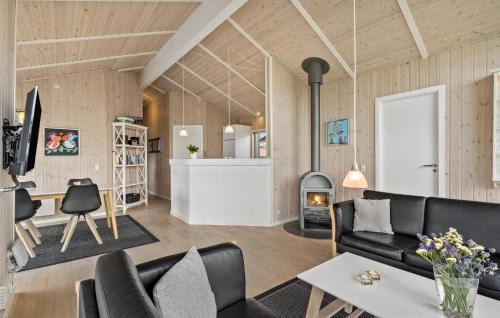 Skaven Strand House | Nice Home In Tarm With Kitchen