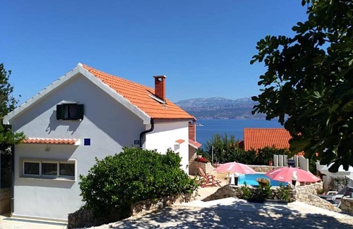 Splitska House | Nice house with pool-Splitska