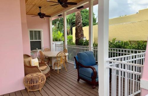 Flamingo Parks House | Nini's Cottage - Family-Friendly Pool Days and Cabana Nights Await