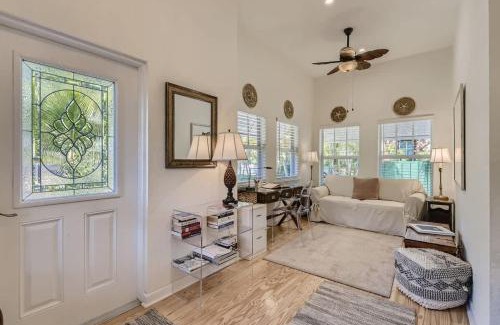 Flamingo Parks House | Nini's Cottage - Family-Friendly Pool Days and Cabana Nights Await