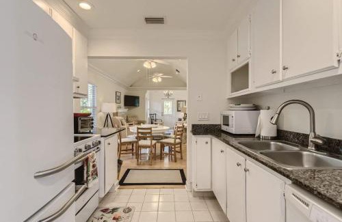 Flamingo Parks House | Nini's Cottage - Family-Friendly Pool Days and Cabana Nights Await