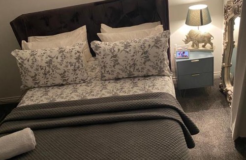Bedford House | Niv’s Home away from Home