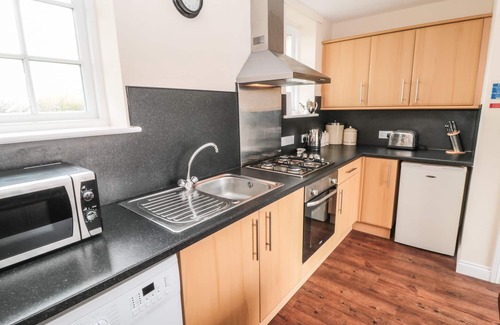 Scarborough Cottage | NO. 3 LOW HALL COTTAGES, pet friendly, with a garden in Scalby