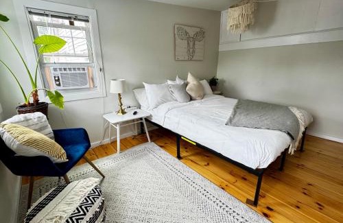Carleton Place Apartment | NookSide Nest 2 bedroom Upstairs suite King, Queen, Kitchenette, Parking