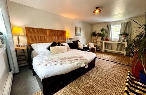 Carleton Place Apartment | NookSide Nest 2 bedroom Upstairs suite King, Queen, Kitchenette, Parking